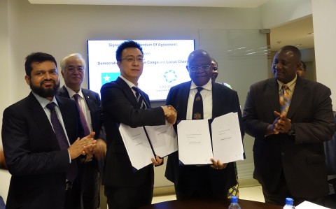 전략적 제휴 계약서에 서명한 로커스체인 파운데이션의 이상윤 대표이사(가운데 좌), 콩고민주공화국 대통령 정무수석 비서관 Theore Mugalu(가운데 우)