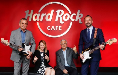 세계에서 가장 바쁜 국제 공항인 두바이 국제공항에 문을 열 Hard Rock Cafe는 Hard Rock International이 연달아 개장하고 있는 탁월한 푸드와 라이프스타일 개념의 업장 중 최신의 모습을 선보이게 된다