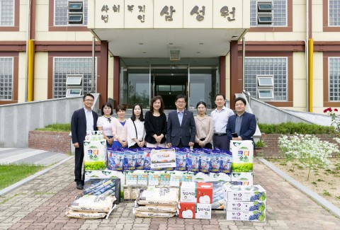 한국농수산대학 허태웅 총장과 교직원들이 전주시 완산구에 위치한 아동복지시설인 삼성 휴먼 빌을 방문해 위문품을 전달했다