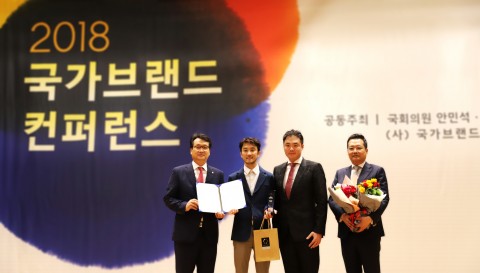 펍지주식회사 김창한 대표(왼쪽에서 두번째)가 2018 국가브랜드대상에서 수상했다