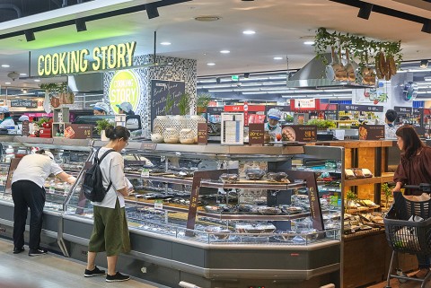 GS수퍼마켓 신선델리 강화점포 사당태평점 쿠킹스토리 코너에서 고객들이 조리식품을 살펴보고 있다