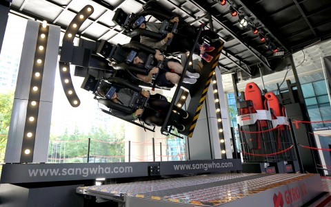 상화의 VR 어트렉션 자이로VR. 4개의 축으로 탑승체가 360도 회전하여 기존에 경험해보지 못한 체험을 제공한다