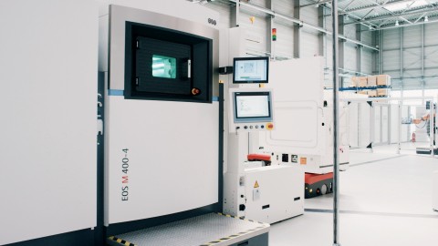 적층제조 공정이 진행되기 전과 진행되는 동안 3D 프린팅용 분말 공급기(IPM M)가 EOS M 400-4 프린터에 적층제조 분말 소재를 공급하고 있다
