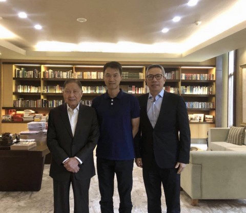ObEN의 공동 창립자이자 최고운영책임자인 Adam Zheng Adam Zheng(가운데), 리포 그룹 회장 Mochtar Riady(왼쪽), 중국 리포 경영팀의 CEO William Lok(오른쪽)