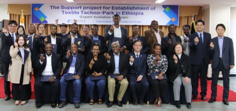 에티오피아 섬유테크노파크 조성 사업 1차연도 초청연수 수료식에 참석한 연수생들과 관계자들