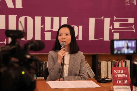 기자들의 질문에 답변하고 있는 전혜정 작가