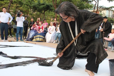 개막식에서 강병인 작가가 글씨 퍼포먼스를 하고 있다