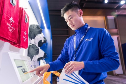 장피멍(중국, 육상 & 스켈레톤)은 스마트 쇼핑백을 사용해 베이징 올림픽 장비를 구입하고 체크아웃 시간을 단축한다. 2032년까지의 공식 지불 기술 파트너로서, 비자는 미래의 팬을 위한 현장 및 자택 올림픽 경험을 향상시킬 수 있는 지불 혁신 기술을 시범 운용하고 있다