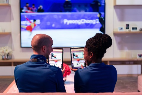 (왼쪽부터) 베노이트 후오트(캐나다, 장애인 수영)와 세운 아디군(나이지리아, 봅슬레이)은 올림픽 팬이 가정 내 전 채널 쇼핑 경험을 통해 실시간으로 구매할 수 있는 couch commerce 데모를 시연하고 있다