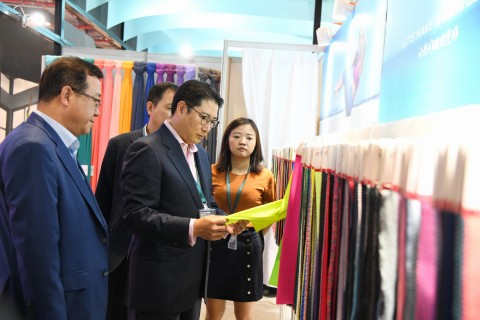 Chairman Hyun Joon Cho of Hyosung participated in the ‘Intertextile Shanghai 2018’, for three days from September 27 together with twenty-one global client companies. Following on from last year, Chairman Hyun Joon Cho checked the latest trends in the textile market by meeting with customers who visited the exhibition.