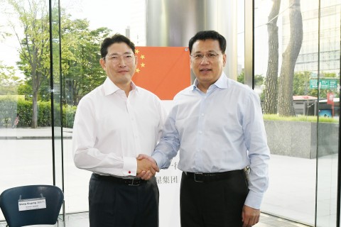 Chairman Hyun Joon Cho of the Hyosung Group (left) met with Yuan Jia Jin, governor of Zhejiang Province of China (right), on Aug. 25 at the Banpo head office building and sought ways to promote mutual cooperation in business.