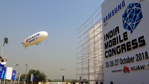 인도 모바일 콩그레스 2018 행사장에서 5G 스카이십이 비행하고 있다