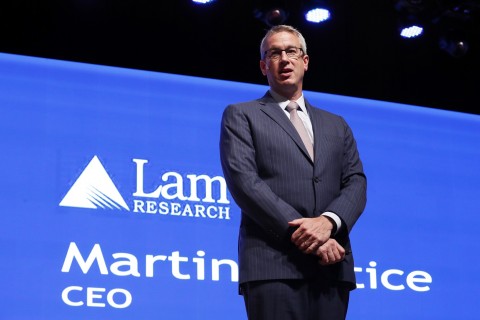 CEO 마틴 앤스티스가 2018 반도체대전에서 기조연설을 하고 있다