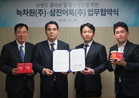 녹차원과 삼진어묵이 서울 녹차원 본사에서 동반성장을 위한 업무협약을 체결하고 브랜드 컬래버 어묵국물티를 발표했다