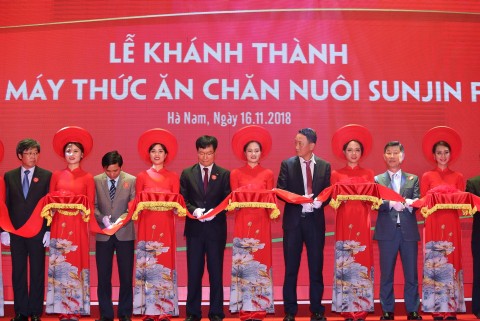스마트 축산식품전문기업 선진이 베트남 하남에 월 3만톤 생산 규모의 사료 공장을 준공했다