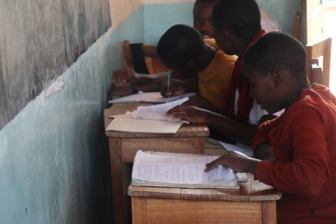 키다말리 중학교 교실에서 학생들이 공부하고 있다