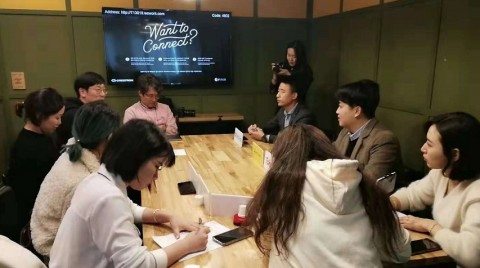 중국 미디어 업체들이 minebit과 함께 한국 최대 퍼블릭 블록체인 프로젝트팀인 Hello ICON World와 Deblock을 방문해 의견을 나누고 있다