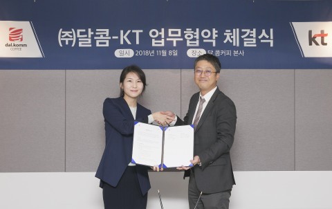 KT가 달콤의 무인 로봇카페 비트에 기가지니 솔루션 적용을 위한 업무협약(MOU)을 체결했다