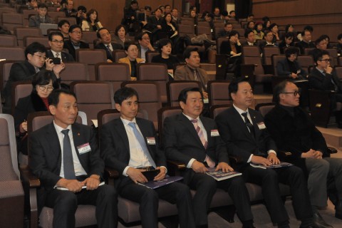 한국사회안전 범죄정보학회 이종화 회장과 김두관 의원을 비롯한 참석자들이 발표를 듣고 있다