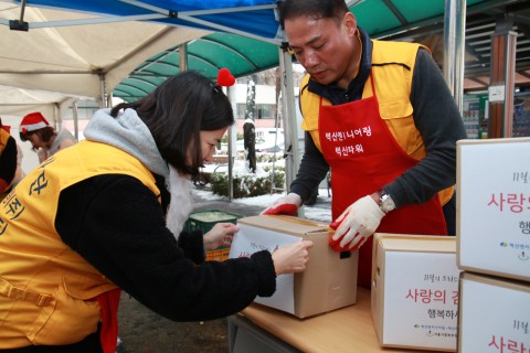 벽산엔지니어링 자원봉사자가 김치 박스 포장을 하고 있다