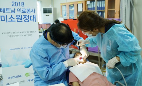 The “Smile Expedition,” Hyosung (KRX:004800)’s overseas medical volunteer corps, opened a free clinic in Long Tho, a community with 1,800 residents near Ho Chi Minh City, Vietnam from Nov. 19-22. The corps consists of doctors and nurses and other volunteers who work in Korea Food for the Hungry International, Gangnam Severance Hospital and Jaseng Hospital of Korean Medicine.