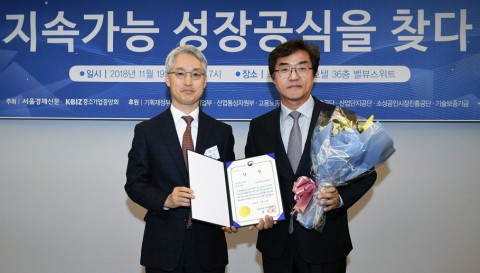 신일 정윤석 대표(오른쪽)가 산업통상자원부 조영신 중견기업정책관(왼쪽)으로부터 2018 행복한 중기경영대상 최우수상을 수상하고 있다