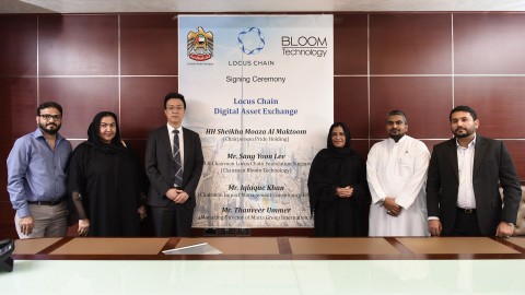 LocusDAX의 설립 및 운영에 관한 계약 조인식. 좌로부터 세 번째 로커스체인 파운데이션의 이상윤 대표이사, 우측 세 번째 두바이의 공주 Sheikha Moaza Obaid Suhail Al Maktoum