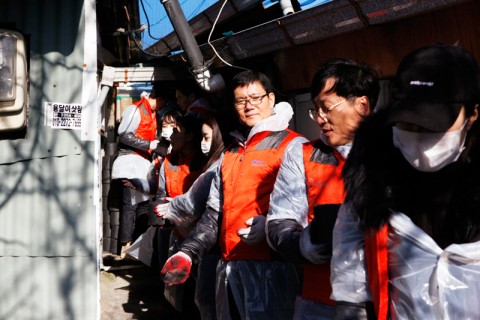 김순철 대표이사와 직원들이 사랑의 연탄나눔 봉사활동을 펼쳤다