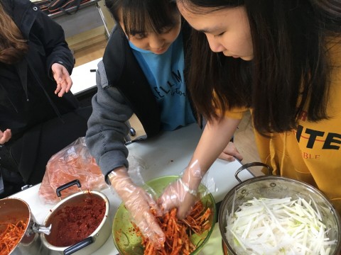 서울시립강동청소년수련관 청소년방과후아카데미 두빛나래가 운영하는 쑥쑥 건강먹거리 텃밭 활동으로 청소년들이 직접 무생채 만들기를 하고 있다