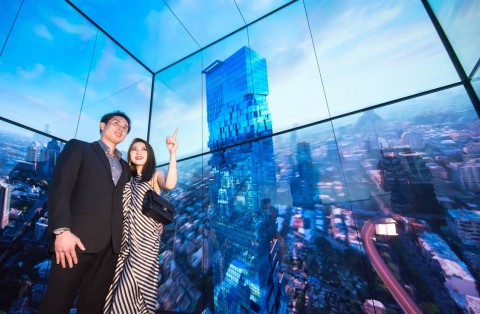 LG전자가 태국 최고층 건물에 올레드 사이니지를 설치했다