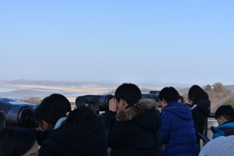 오두산통일전망대 옥외 전망대에서 북한 마을을 바라보는 참가자들