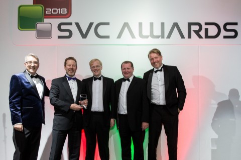 앤디 월스키와 그레이엄 우즈가 리처드 메린으로부터 SVC 상을 수상했다