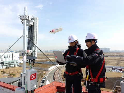 KT가 연세대학교와 함께 구축한 5G 오픈 플랫폼 기반으로 연세대학교 송도 국제캠퍼스에서 5G 스카이십 영상 전송 시연을 하고 있다