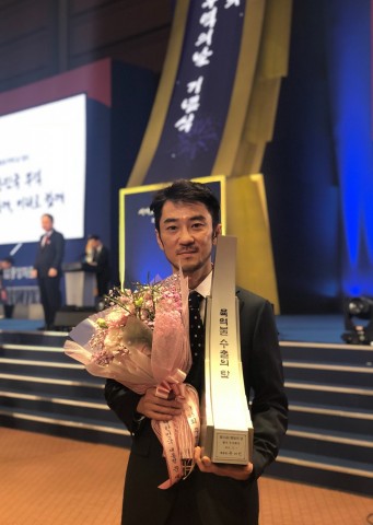 펍지주식회사 김창한 대표가 서울 코엑스에서 진행된 제55회 무역의 날 기념식에서 6억불 수출의 탑을 수상했다