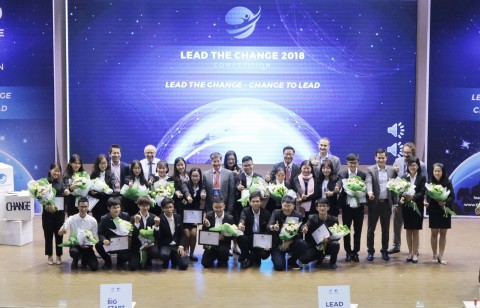 Superior Ideas Five Team members and Judges at Lead the Change 2018