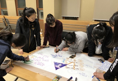 2018년 리더십캠프 참가 청소년들이 조별로 주어진 문제해결을 위해 전지에 뗏목 만들기 작업을 하고 있다
