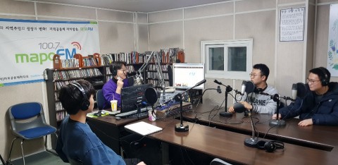 숭문고등학교 3학년 학생들이 마포FM 스튜디오에서 라디오톡 방송을 진행하고 있다