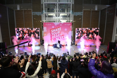 인천공항 겨울 정기 문화공연 Share Your Heart Concert를 찾은 여객들이 공연을 관람하고 있다