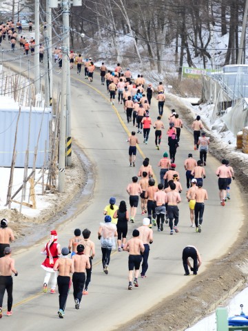 이색복장과 이색구호로 달리는 대관령 눈꽃 국제 알몸마라톤 대회가 1월 19일에 개최된다