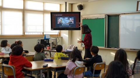 VR수업을 체험 중인 학생들