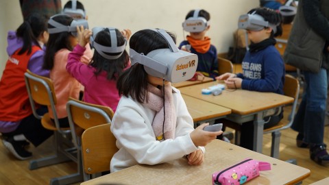 VR수업을 체험 중인 학생들