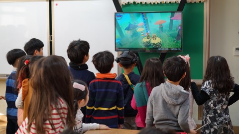 VR수업을 체험 중인 학생들