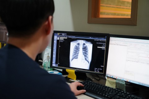우리원헬스케어에서 루닛 인사이트를 사용해 엑스선 이미지를 분석하고 있다