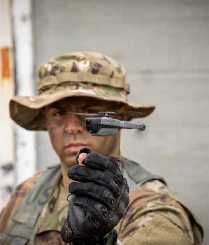 FLIR Systems는 미국 육군 보병 센서(Soldier Borne Sensor) 프로그램을 위한 블랙 호넷 개인 정찰 시스템(Black Hornet Personal Reconnaissance Systems)을 제공하는 계약을 체결했다. 나노 무인 공중 차량 시스템은 소대 및 소형 단위 감시 및 정찰 기능을 지원한다