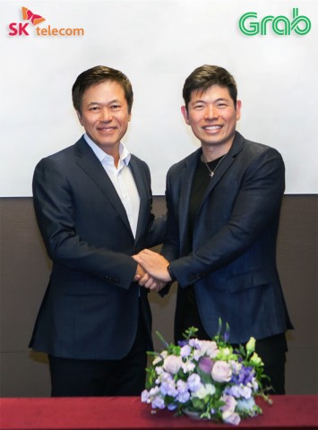 (왼쪽부터)SK텔레콤 박정호 사장과 그랩의 앤서니 탄 CEO가 맵&내비게이션 관련 사업 추진을 위한 JV 그랩 지오 홀딩스 설립 협약을 체결했다