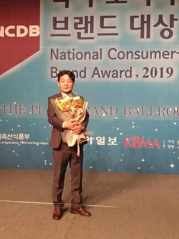 하우치코리아 손종진 영업대표가 2019 국가 소비자중심 브랜드 대상 시상식에서 공기청정기 부문 대상을 수상하고 있다