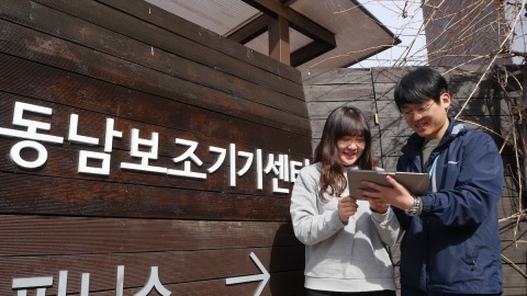 서울시동남보조기기센터 앞에서 보와·대체 의사소통 보조기기를 보고 있다