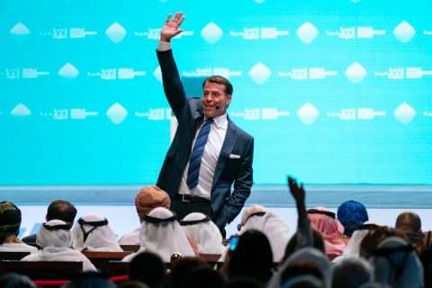 두바이에서 열린 세계정부정상회의에서 아랍에미리트 정부와 함께 10억 인구를 인도할 인도주의 프로젝트를 발표한 기업가, 라이프 코치 및 박애주의자 토니 로빈스