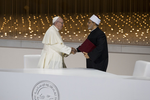 프란치스코 교황 성하와 알 아즈하르 대이맘이 세계 평화와 더불어 사는 삶을 위한 역사적인 아부다비 선언에 서명했다