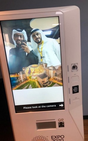 두바이 엑스포 2020 방문자센터에 설치된 아이오로라의 AR 키오스크